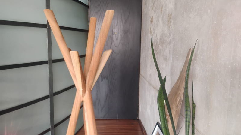 Detalle de la madera de parota del perchero